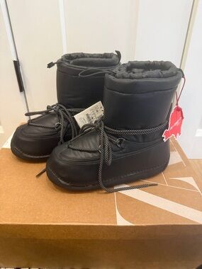 Zara Ski Boots with Reflective Laces - Size US Women’s 7